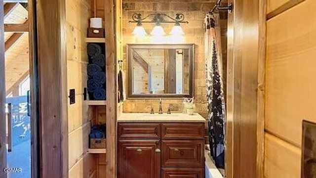 710 Village Loop Road, Gatlinburg, TN 37738