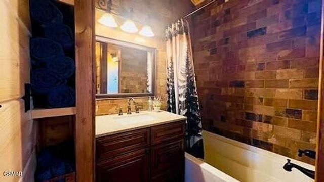 710 Village Loop Road, Gatlinburg, TN 37738