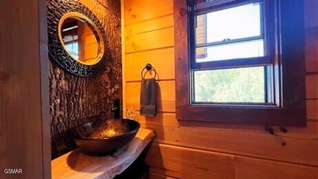 710 Village Loop Road, Gatlinburg, TN 37738