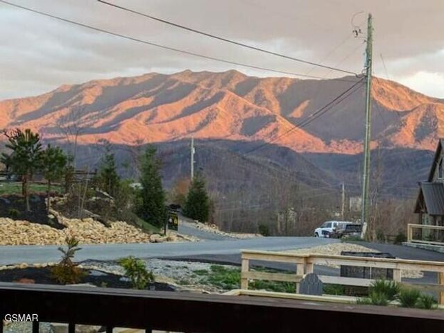 710 Village Loop Road, Gatlinburg, TN 37738