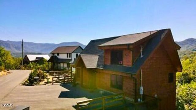 710 Village Loop Road, Gatlinburg, TN 37738