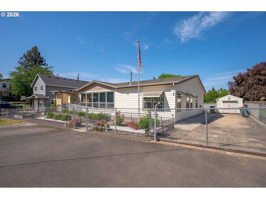 Image 1 of property listing at 532 E WATER St, Lafayette, OR 97127