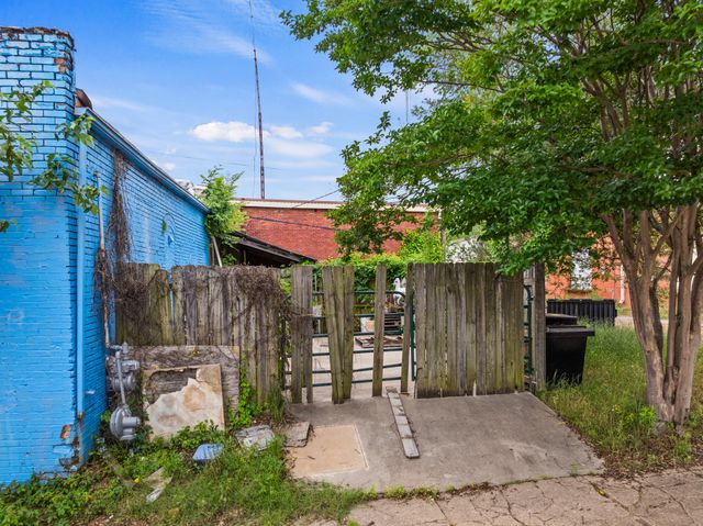 100 E MAIN, Naples, TX 75568