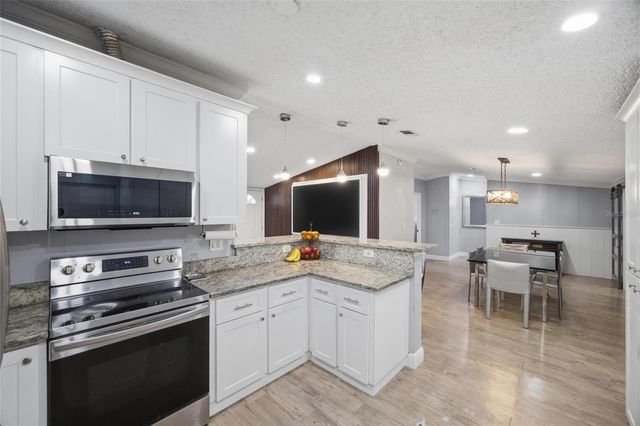 11821 GROVEWOOD AVENUE, Thonotosassa, FL 33592