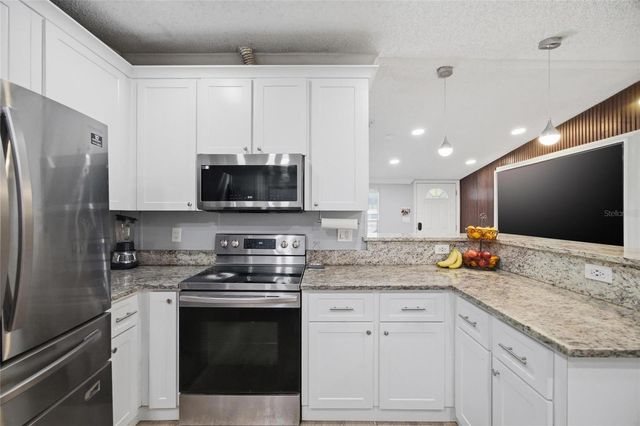 11821 GROVEWOOD AVENUE, Thonotosassa, FL 33592