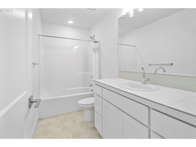 11779 Se WHITE TAIL Dr, Happy Valley, OR 97086