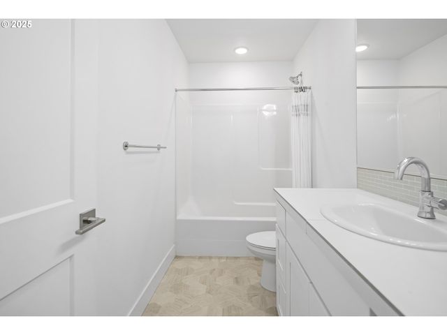 11779 Se WHITE TAIL Dr, Happy Valley, OR 97086