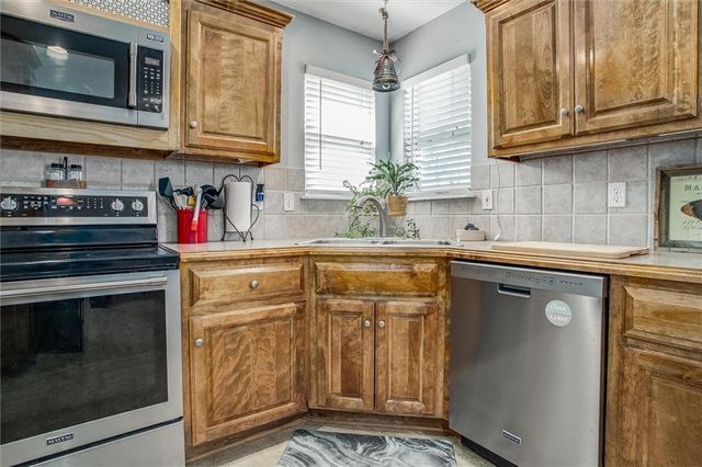 504 SW BOBCAT Street, Oak Grove, MO 64075