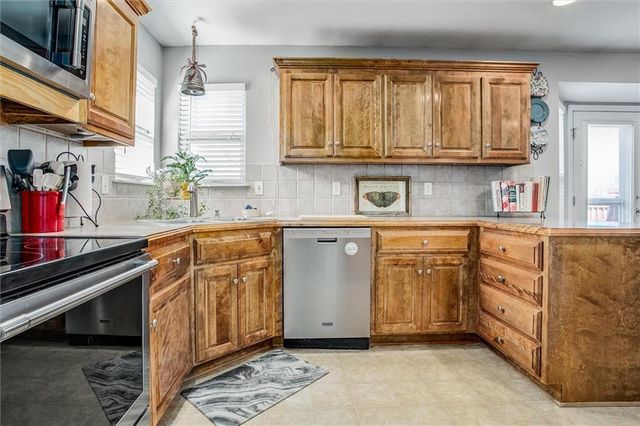 504 SW BOBCAT Street, Oak Grove, MO 64075