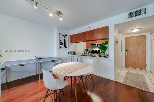 1200 Brickell Bay Dr 1705, Miami, FL 33131