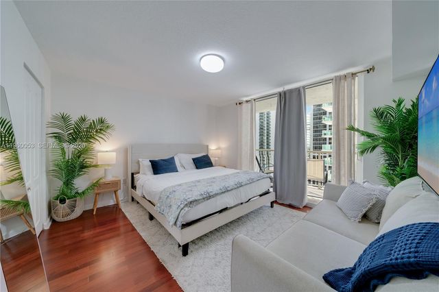 1200 Brickell Bay Dr 1705, Miami, FL 33131