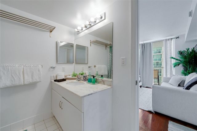 1200 Brickell Bay Dr 1705, Miami, FL 33131