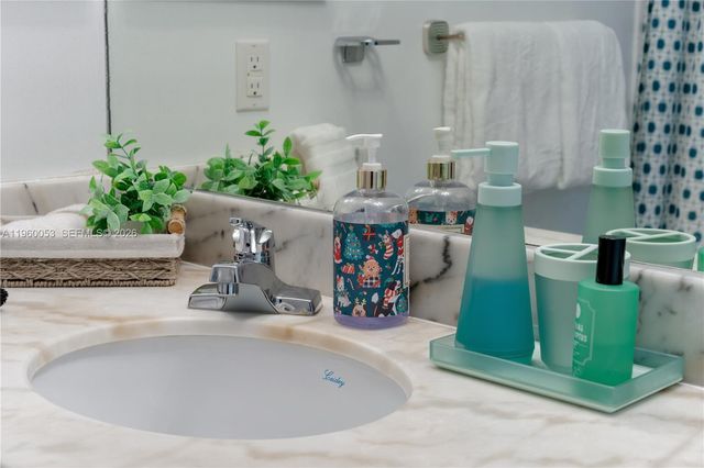 1200 Brickell Bay Dr 1705, Miami, FL 33131