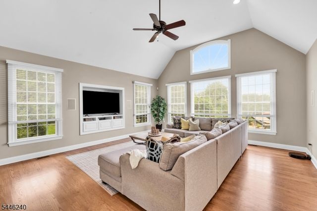 4 ELAINE CT., Washington Twp., NJ 07830