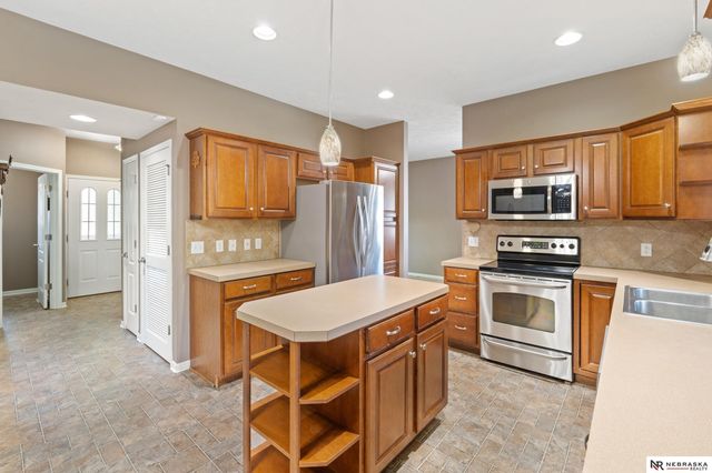 16051 Larimore Avenue, Omaha, NE 68116