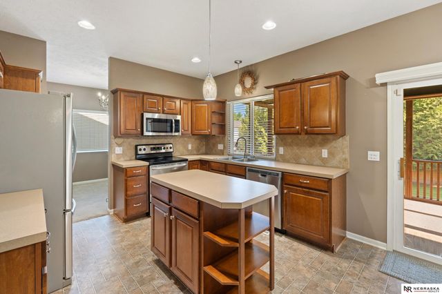 16051 Larimore Avenue, Omaha, NE 68116