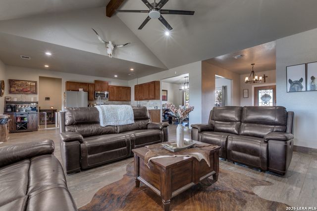 182 E short meadow, Lytle, TX 78052