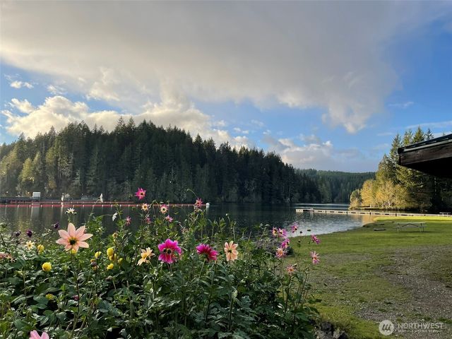 20 Oxbow Place, Hoodsport, WA 98548