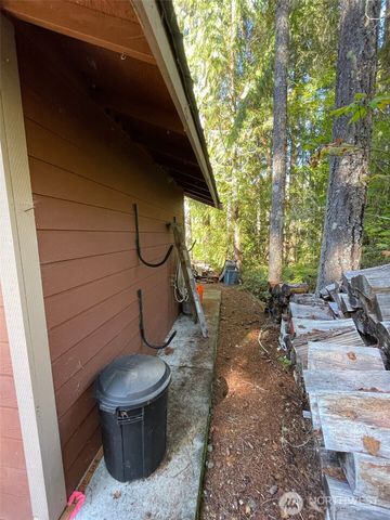 20 Oxbow Place, Hoodsport, WA 98548