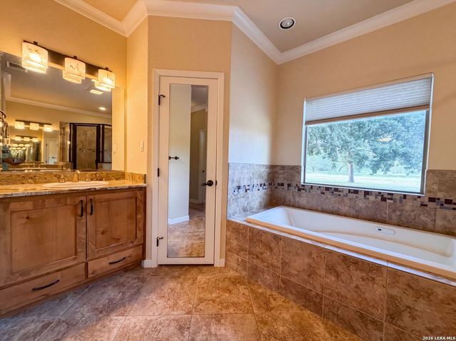 197 VINTAGE RANCH CIR, La Vernia, TX 78121