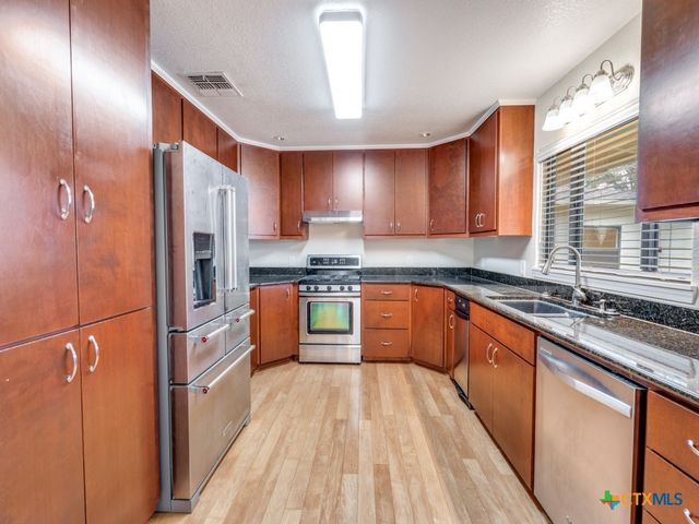 953 E Cedar Street, Seguin, TX 78155