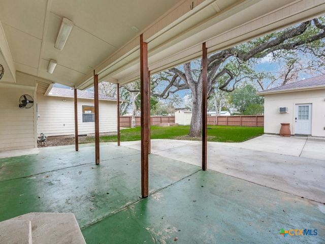 953 E Cedar Street, Seguin, TX 78155
