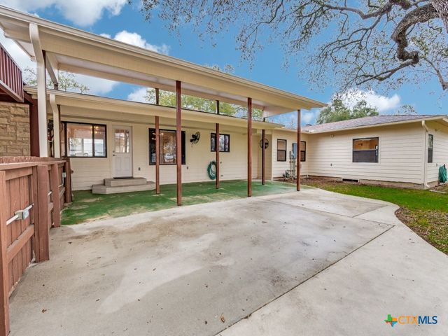 953 E Cedar Street, Seguin, TX 78155