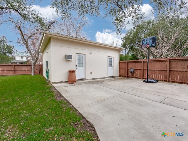 953 E Cedar Street, Seguin, TX 78155