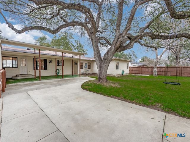 953 E Cedar Street, Seguin, TX 78155