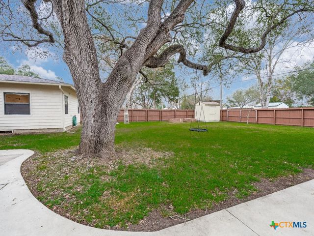 953 E Cedar Street, Seguin, TX 78155