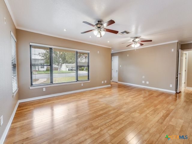 953 E Cedar Street, Seguin, TX 78155