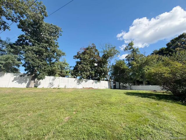 68 Woodbine Road, East Hills, NY 11577