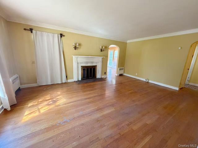 68 Woodbine Road, East Hills, NY 11577
