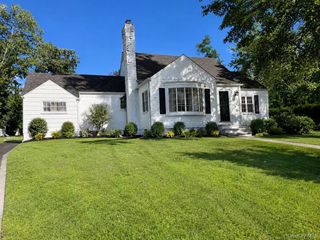 68 Woodbine Road, East Hills, NY 11577