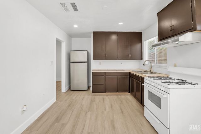 921 Hill Street, Bakersfield, CA 93306