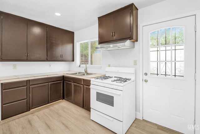 921 Hill Street, Bakersfield, CA 93306
