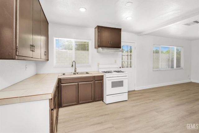 921 Hill Street, Bakersfield, CA 93306