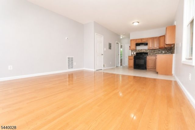 136 Dewey St, Newark City, NJ 07112