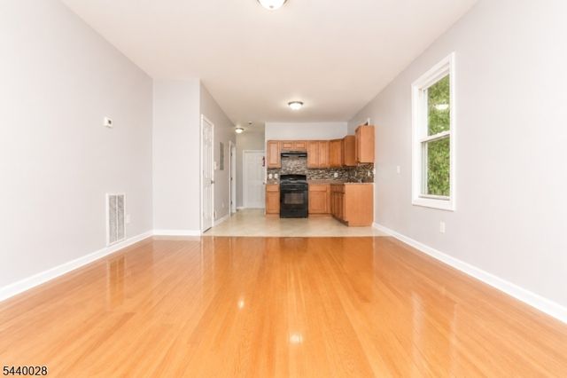 136 Dewey St, Newark City, NJ 07112
