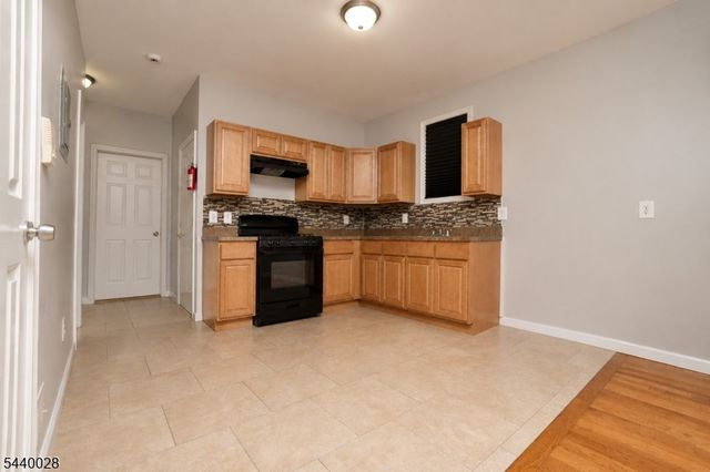 136 Dewey St, Newark City, NJ 07112