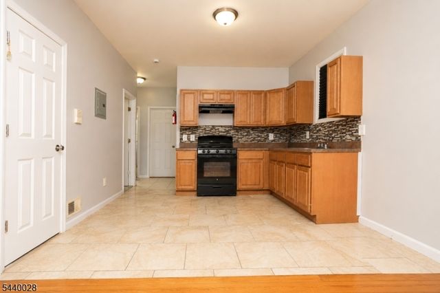 136 Dewey St, Newark City, NJ 07112