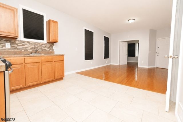 136 Dewey St, Newark City, NJ 07112