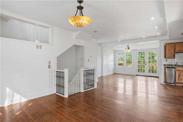 215 Spring Street, Eureka Springs, AR 72632