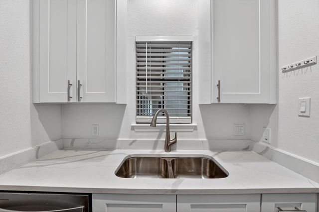 712 Graham PL 201, Austin, TX 78705