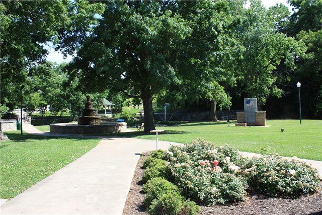 3605 N Wiley Drive, Siloam Springs, AR 72761