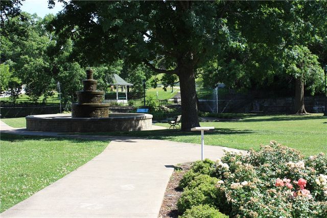3605 N Wiley Drive, Siloam Springs, AR 72761