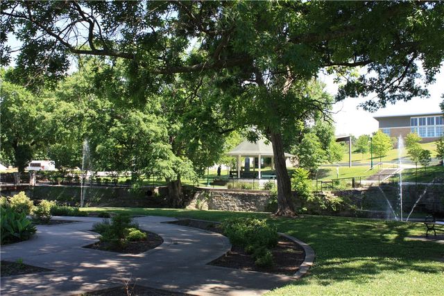3605 N Wiley Drive, Siloam Springs, AR 72761