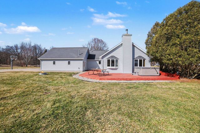 2302 E Brooks Road, Freeland, MI 48623