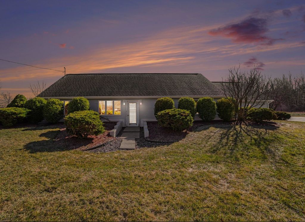 2302 E Brooks Road, Freeland, MI 48623