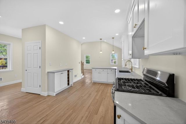 35 Stanhope Rd, Sparta Twp., NJ 07871